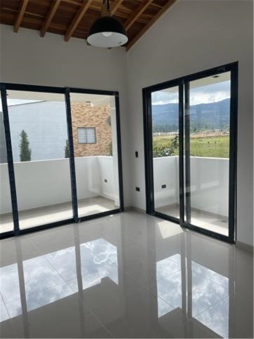 Casa hermosa en sector Viva La Ceja