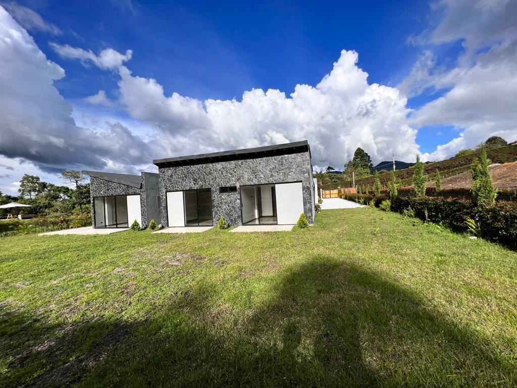 Casa finca para estrenar, ubicada en la parcelación el tambo, en La Ceja