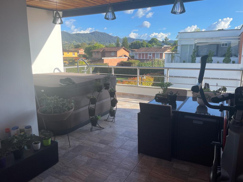 Extraordinaria casa esquinera en conjunto cerrado Las Heliconias