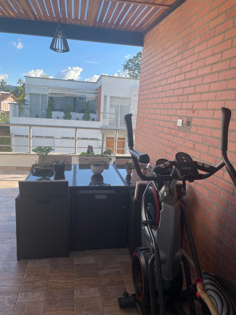 Extraordinaria casa esquinera en conjunto cerrado Las Heliconias