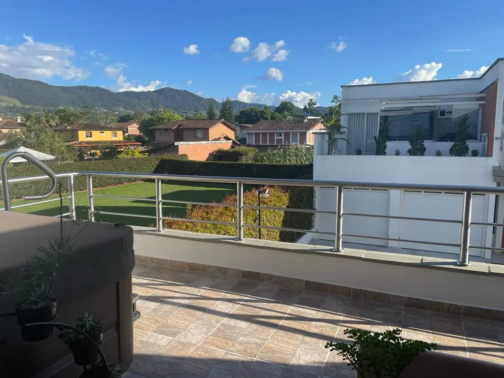 Extraordinaria casa esquinera en conjunto cerrado Las Heliconias